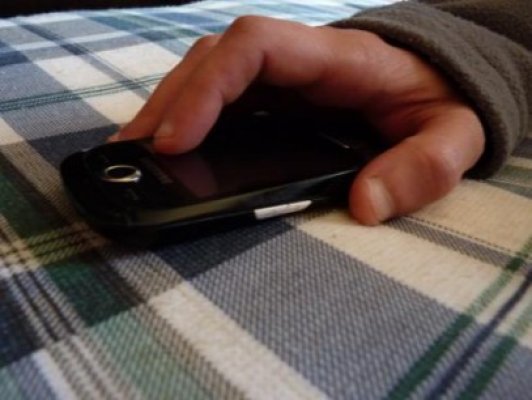 I-au furat telefonul mobil de pe o tarabă din Piaţa Griviţei